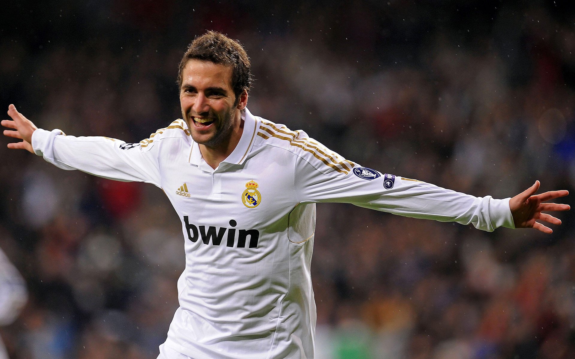 滕哈格离开后首场胜利，勒沃库森9打11展现强大韧性，勒沃库森比赛视频聚胜顽球汇